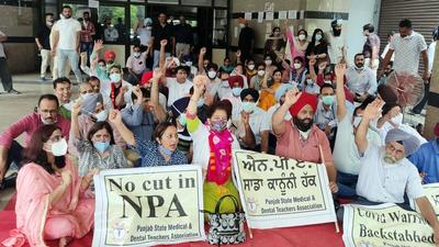 Doctors protesting outside the Guru Nanak Dev Hospital, Amritsar, on Friday. (Sameer Sehgal/HT)