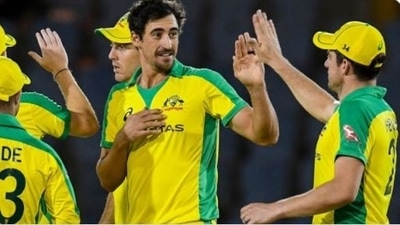 Mitchell Starc celebrates with Australian teammates (Twitter)