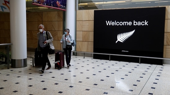 Passengers arrive from New Zealand after the Trans-Tasman travel bubble opened overnight.(Reuters / File)