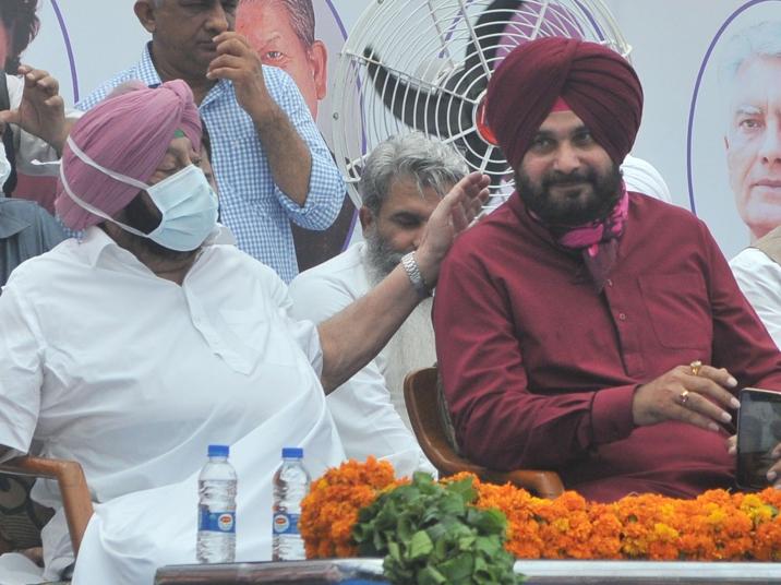 Chief minister Capt Amarinder Singh congratulating Navjot Singh Sidhu on his elevation as the Punjab Congress chief in Chandigarh on Friday. (Ravi Kumar/HT) Chief minister Capt Amarinder Singh congratulating Navjot Singh Sidhu on his elevation as the Punjab Congress chief in Chandigarh on Friday. (Ravi Kumar/HT)