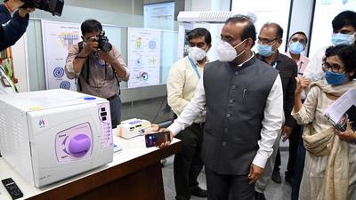Minister Rajesh Tope inspecting practical lab during inauguration of National Cold chain resource centre at Nayadu Hospital in Pune, on Friday. (Kalpesh Nukte/HT PHOTO) Minister Rajesh Tope inspecting practical lab during inauguration of National Cold chain resource centre at Nayadu Hospital in Pune, on Friday. (Kalpesh Nukte/HT PHOTO)