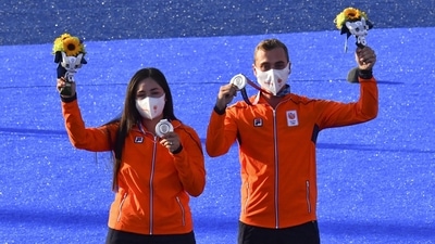 Tokyo 2020 Olympics - Archery - Mixed Team - Medal Ceremony – Yumenoshima Archery Field, Tokyo, Japan July 24, 2021. Silver medallist Gabriela Schloesser of the Netherlands and silver medallist Steve Wijler of the Netherlands celebrate on the podium REUTERS/Clodagh Kilcoyne (REUTERS)