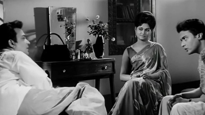 Chowringhee (1968): Directed by Pinaki Bhushan Mukherjee, this film starred Supriya Devi and Uttam Kumar. 'Chowringhee' is based on the best-selling novel of the same name. (Film screenshot)