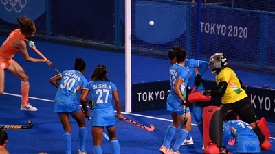 Netherlands' Felice Albers (L) scores against India during their women's pool A match of the Tokyo 2020 Olympic Games field hockey competition, at the Oi Hockey Stadium in Tokyo on July 24, 2021. (Photo by Ina Fassbender / AFP) (AFP) Netherlands' Felice Albers (L) scores against India during their women's pool A match of the Tokyo 2020 Olympic Games field hockey competition, at the Oi Hockey Stadium in Tokyo on July 24, 2021. (Photo by Ina Fassbender / AFP) (AFP)
