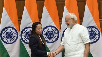 Mirabai Chanu with PM Modi. (Twitter/PM Modi)