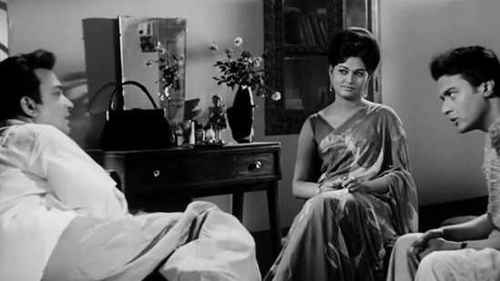 Chowringhee (1968): Directed by Pinaki Bhushan Mukherjee, this film starred Supriya Devi and Uttam Kumar. 'Chowringhee' is based on the best-selling novel of the same name.(Film screenshot)