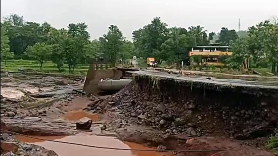 Maharashtra: In the past 24 hours ending Saturday morning, Kolhapur received 181mm of rainfall while Satara recorded 172mm. (ANI) Maharashtra: In the past 24 hours ending Saturday morning, Kolhapur received 181mm of rainfall while Satara recorded 172mm. (ANI)