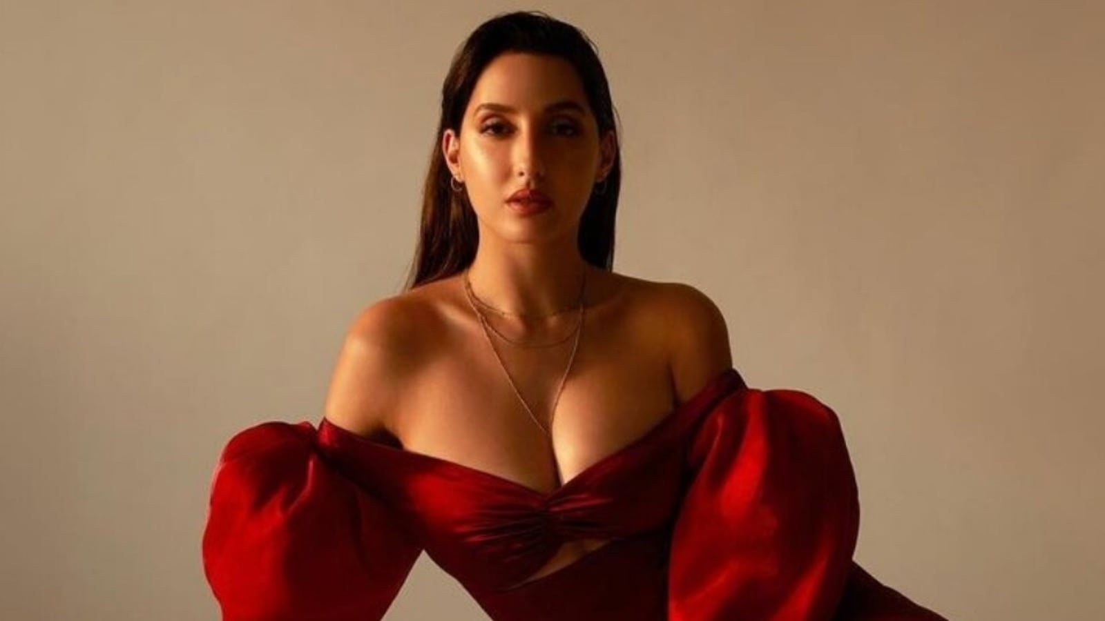 Nora Fatehi Nudes - Nora Fatehi in â‚¹51k red thigh-slit gown makes a strong case for OTT sleeves  | Fashion Trends - Hindustan Times