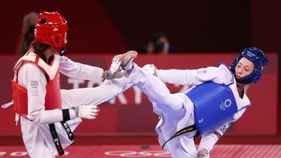 Tokyo 2020 Olympics - Taekwondo - Women's Featherweight 49-57kg - Last 16 - Makuhari Messe Hall A, Chiba, Japan - July 25, 2021. Jade Jones of Britain in action against Kimia Alizadeh of the Refugee Olympic Team REUTERS/Murad Sezer (REUTERS)