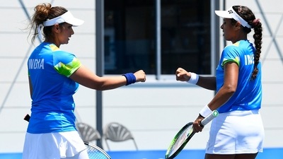 Tokyo 2020 Olympics - Tennis - Women's Doubles - Round 1 - Ariake Tennis Park - Tokyo, Japan - July 25, 2021. Ankita Raina of India and Sania Mirza of India react during their first round match against Lyudmyla Kichenok of Ukraine and Nadiia Kichenok of Ukraine REUTERS/Piroschka Van De Wouw (REUTERS)