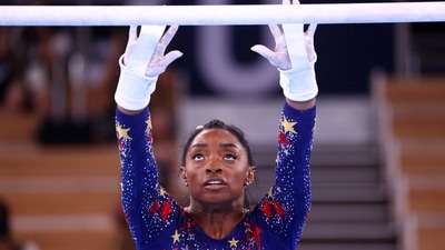 Tokyo 2020 Olympics - Gymnastics - Artistic - Women's Uneven Bars - Qualification - Ariake Gymnastics Centre, Tokyo, Japan - July 25, 2021. Simone Biles of the United States warms up on the uneven bars before the event REUTERS/Mike Blake (REUTERS)