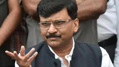 Shiv Sena MP Raut claimed that ‘mobile phones have now become virtual bombs’ planted to keep a tab on the movement of its opponents. (Kunal Patil/HT Photo) Shiv Sena MP Raut claimed that ‘mobile phones have now become virtual bombs’ planted to keep a tab on the movement of its opponents. (Kunal Patil/HT Photo)