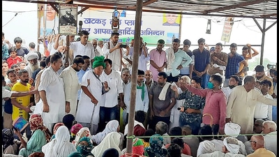 INLD supremo OP Chautala at Khatkar toll plaza in Jind on Sunday. (Manoj Dhaka/HT) INLD supremo OP Chautala at Khatkar toll plaza in Jind on Sunday. (Manoj Dhaka/HT)