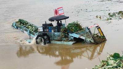 Over the years, though de-weeding was taken up regularly; it was done manually, which could clean the Sukhna Lake only partially. (HT Photo) Over the years, though de-weeding was taken up regularly; it was done manually, which could clean the Sukhna Lake only partially. (HT Photo)