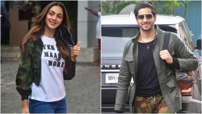 Kiara Advani nails airport fashion with Sidharth Malhotra in chic outfit and ₹1 lakh boots (Varinder Chawla) Kiara Advani nails airport fashion with Sidharth Malhotra in chic outfit and ₹1 lakh boots (Varinder Chawla)