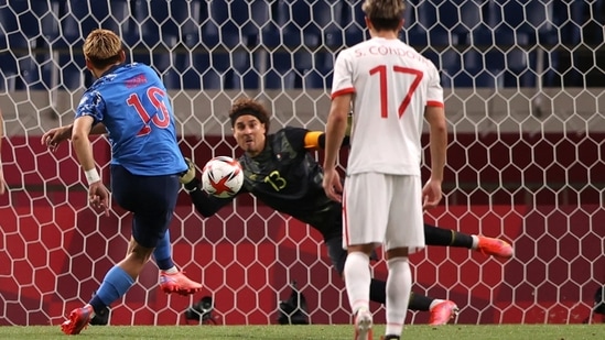 Tokyo 2020 Olympics - Soccer Football - Men - Group A - Japan v Mexico - Saitama Stadium, Saitama, Japan - July 25, 2021. Ritsu Doan of Japan scores their second goal from the penalty spot REUTERS/Molly Darlington(REUTERS)