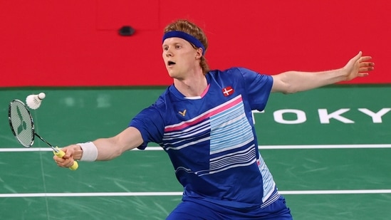 Tokyo 2020 Olympics - Badminton - Men's Singles - Group Stage - MFS - Musashino Forest Sport Plaza, Tokyo, Japan – July 25, 2021. Anders Antonsen of Denmark in action during the match against Tien Minh Nguyen of Vietnam. REUTERS/Leonhard Foeger(REUTERS)