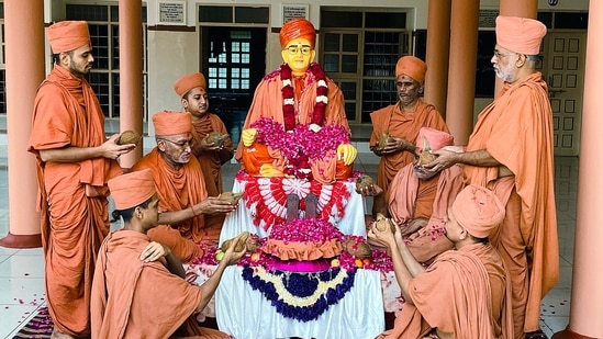 Orang-orang kudus Swaminarayan Gurukul berdoa kepada Guru mereka pada malam Guru Purnima, di Surat.
