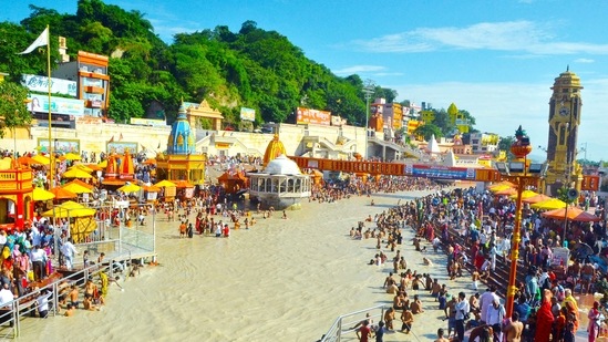 Para penyembah berenang di sungai Gangga pada kesempatan Guru Purnima di Har Ki Pauri ghat, di Haridwar pada hari Sabtu. (Foto ANI)