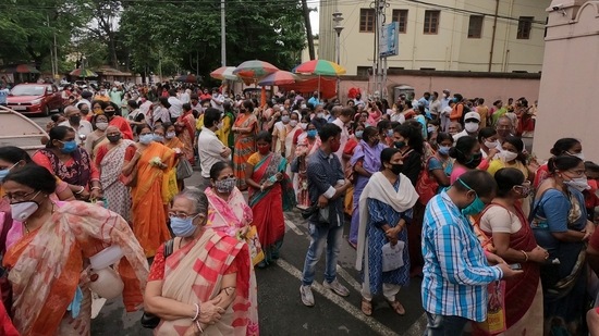 Para penyembah berdiri di luar Belur Math di Kolkata pada kesempatan Guru Purnima karena kuil dibuka hanya untuk satu hari. (ANI)