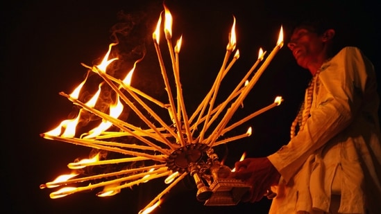 Seorang imam menawarkan doa malam khusus pada kesempatan Guru Purnima di danau Pushkar. (ANI)