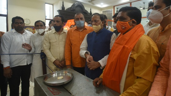 Sekretaris Jenderal Partai Bharatiya Janata (BJP) Arun Singh terlihat berdoa di sebuah kuil di Sektor 44, Noida. (Sunil Ghosh /Hindustan Times)