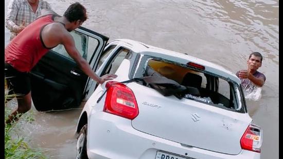 The ill-fated car being fished out of the canal. (HT Photo)