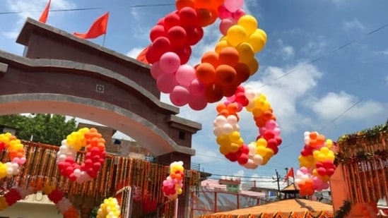 Baghambari Math di Prayagraj dihiasi dengan balon pada kesempatan Guru Purnima pada 24 Juli. (AP Photo/Rajesh Kumar Singh)
