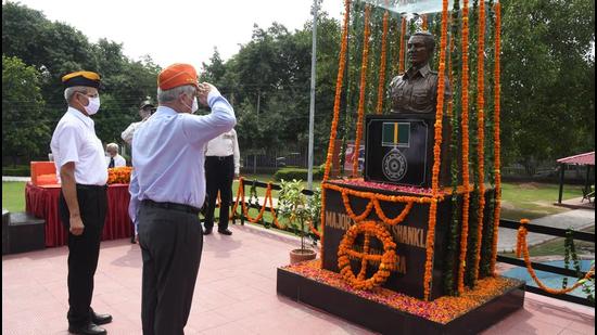Former servicemen paying tributes at the Major Sandeep Shankla Memorial Park in Panchkula on the eve of Kargil Vijay Diwas on Sunday. (SANT ARORA/HT)