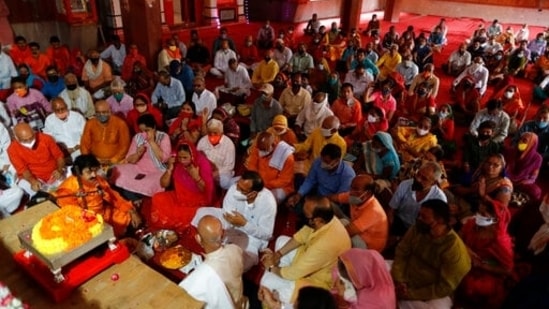 Umat Hindu menunggu kedatangan guru mereka Shankaracharya Swami Vasudevanand Saraswati Guru, untuk berdoa pada kesempatan Guru Purnima, atau hari bulan purnama yang didedikasikan untuk Guru, di Prayagraj, India. Sabtu, 24 Juli 2021. Festival tersebut diperingati untuk beribadah dan mengucapkan terima kasih kepada para guru. (AP Photo/Rajesh Kumar Singh)(AP)
