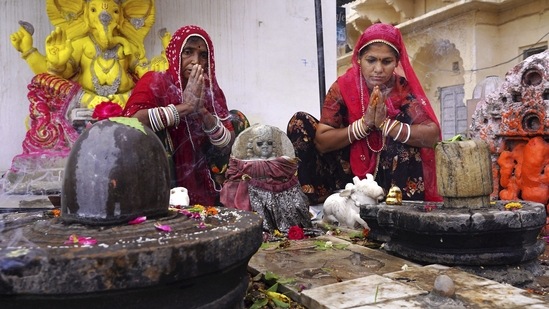 Para penyembah berdoa di sebuah kuil pada kesempatan Guru Purnima, di Pushkar.(PTI)