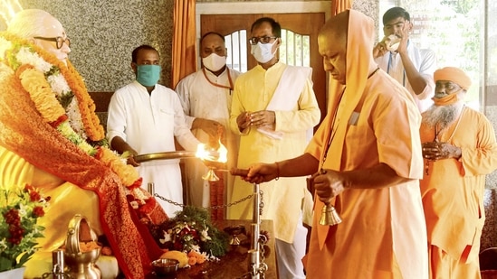 Ketua Menteri Uttar Pradesh Yogi Adityanath berdoa kepada Gurunya di sebuah kuil di Gorakhpur.(PTI)