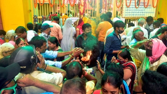 Orang-orang mengambil bagian dalam aarti dari gerbang Ashram karena kuil tetap ditutup karena pedoman COVID-19, di Varanasi. (PTI)