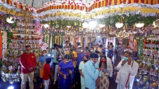 Bengaluru: Para penyembah berdoa selama Guru Purnima di Kuil Sai Baba yang dihiasi dengan masker, pembersih dan tiga lakh obat pemulihan Covid-19, di Bengaluru, Sabtu, 24 Juli 2021. (Foto PTI)(PTI07_24_2021_000151A)(PTI)