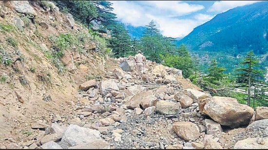 The vehicle, which had 11 passengers, was on its way to Chitkul, a scenic village close to the China occupied Tibetan Autonomous Region. (HT Photo)