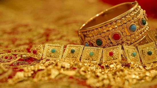 Gold prices remain unchanged, fluctuates in some metros. Check rates here - Hindustan Times