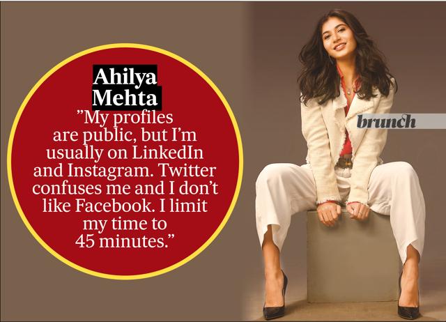 Ahilya biasanya menemukan dirinya di LinkedIn; Atasan dan celana, Zara; blazer, Klub Monaco; sepatu, Kurt Geiger (Subi Samuel) Ahilya biasanya menemukan dirinya di LinkedIn; Atasan dan celana, Zara; blazer, Klub Monaco; sepatu, Kurt Geiger (Subi Samuel)