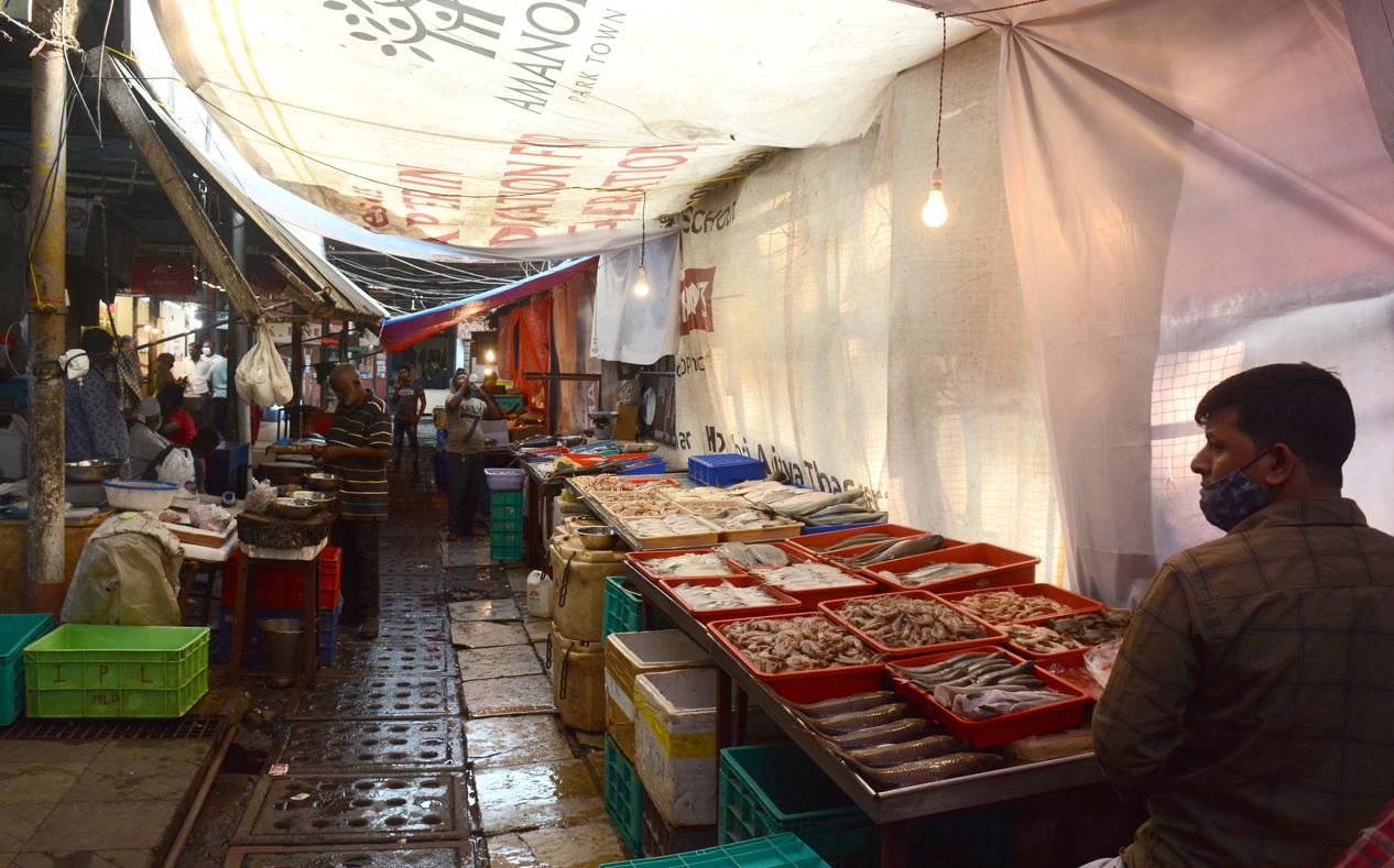 A veterinary department official on Thursday said 12 notices have been issued in CR Park while 22 such notices were issued in Dabri open platform market last month. (Shankar Narayan/HT file photo. Representative image)