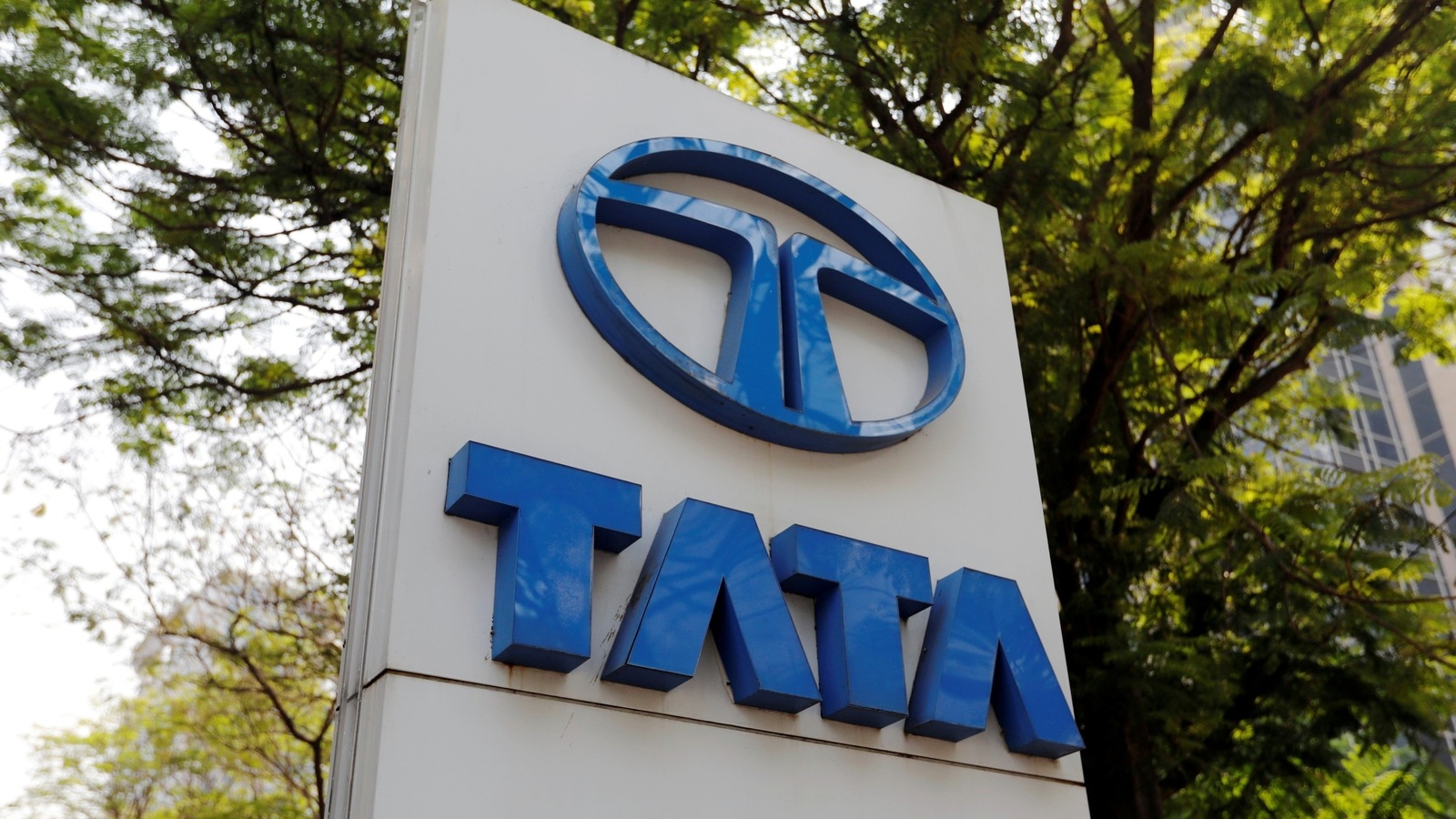 Tata Motors logs loss of ₹4,450 cr in Q1 Hindustan Times