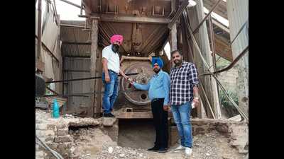 Officials sealing the crusher at Bringli Patan village in Mukerian Officials sealing the crusher at Bringli Patan village in Mukerian