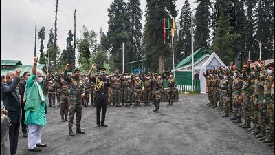 President Ram Nath Kovind interacts with officers and jawans of Chinar Corps and High Altitude Warfare School, Gulmarg, on Monday, July 26. (PTI) President Ram Nath Kovind interacts with officers and jawans of Chinar Corps and High Altitude Warfare School, Gulmarg, on Monday, July 26. (PTI)