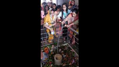 Devotees offering prayers at Rajeshwar Mahadev Temple in Agra on the first Monday of Shravan month. (HT PHOTO) Devotees offering prayers at Rajeshwar Mahadev Temple in Agra on the first Monday of Shravan month. (HT PHOTO)