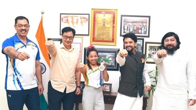 (L-R): Mirabai Chanu's coach Vijay Sharma, former Sports Minister Kiren Rijiju, weightlifter Mirabai Chanu, Sports Minister Anurag Thakur and MoS Nisith Pramanik (Anurag Thakur / Twitter)