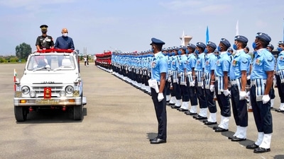**EDS: TWITTER IMAGE POSTED BY @rashtrapatibhvn ON SUNDAY, JULY 25, 2021.** Srinagar: President Ram Nath Kovind receives a guard of honour on his arrival in Srinagar. (PTI Photo) (PTI07_25_2021_000266A) (PTI) **EDS: TWITTER IMAGE POSTED BY @rashtrapatibhvn ON SUNDAY, JULY 25, 2021.** Srinagar: President Ram Nath Kovind receives a guard of honour on his arrival in Srinagar. (PTI Photo) (PTI07_25_2021_000266A) (PTI)