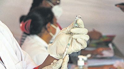 A health worker readies a vaccine dose at a Covid vaccination centre in Pune, on July 24. Pune hospitals with less than 50 beds to get vaccine doses after payments made in advance. (RAVINDRA JOSHI/HT) A health worker readies a vaccine dose at a Covid vaccination centre in Pune, on July 24. Pune hospitals with less than 50 beds to get vaccine doses after payments made in advance. (RAVINDRA JOSHI/HT)