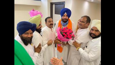 Punjab Congress president Navjot Singh Sidhu with party leaders in Chandigarh on Monday. (HT Photo) Punjab Congress president Navjot Singh Sidhu with party leaders in Chandigarh on Monday. (HT Photo)