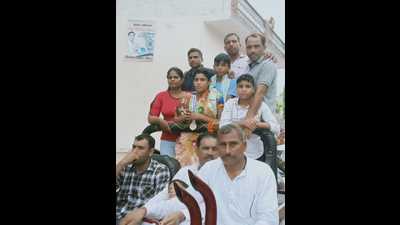 Residents of Patti Kalyana village in Panipat (Haryana) gave Komal a rousing welcome on Monday. (HT Photo)