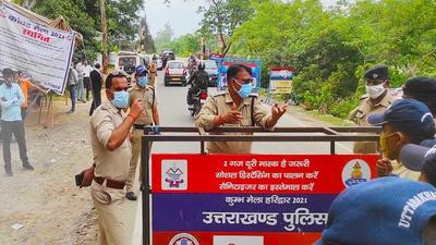 Checking and verification being done of people arriving in Haridwar. (HT photo) Checking and verification being done of people arriving in Haridwar. (HT photo)