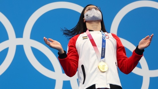 Tokyo 2020 Olympics - Swimming - Women's 100m Butterfly - Medal Ceremony - Tokyo Aquatics Centre - Tokyo, Japan - July 26, 2021. Margaret MacNeil of Canada poses with the gold medal REUTERS/Kai Pfaffenbach(REUTERS)