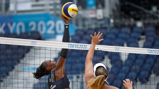 Tokyo 2020 Olympics - Beach Volleyball - Women - Pool D - Brazil (Ana Patricia/Rebecca) v Kenya (Makokha/Khadambi) - Shiokaze Park, Tokyo, Japan - July 26, 2021. Brackcides Khadambi of Kenya with Rebecca Silva of Brazil in action. REUTERS/John Sibley(REUTERS)